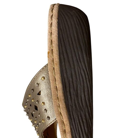 Clarks Artisan Thong Sandals Women 9.5 Gold Leather Studded Embellished Boho - Picture 9 of 10